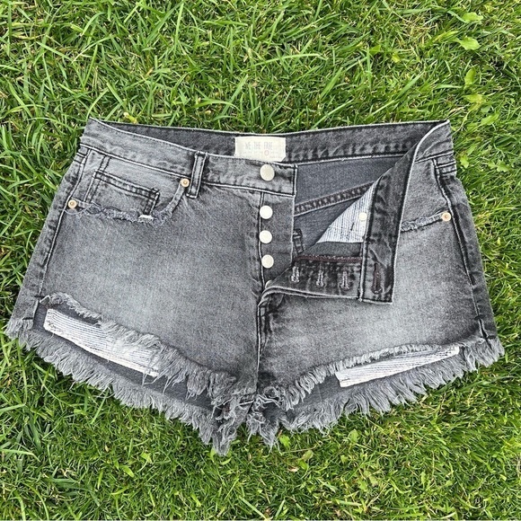 We The Free Loving Good Vibrations Distressed Frayed Shorts Size 29 Washed Black - Picture 2 of 12